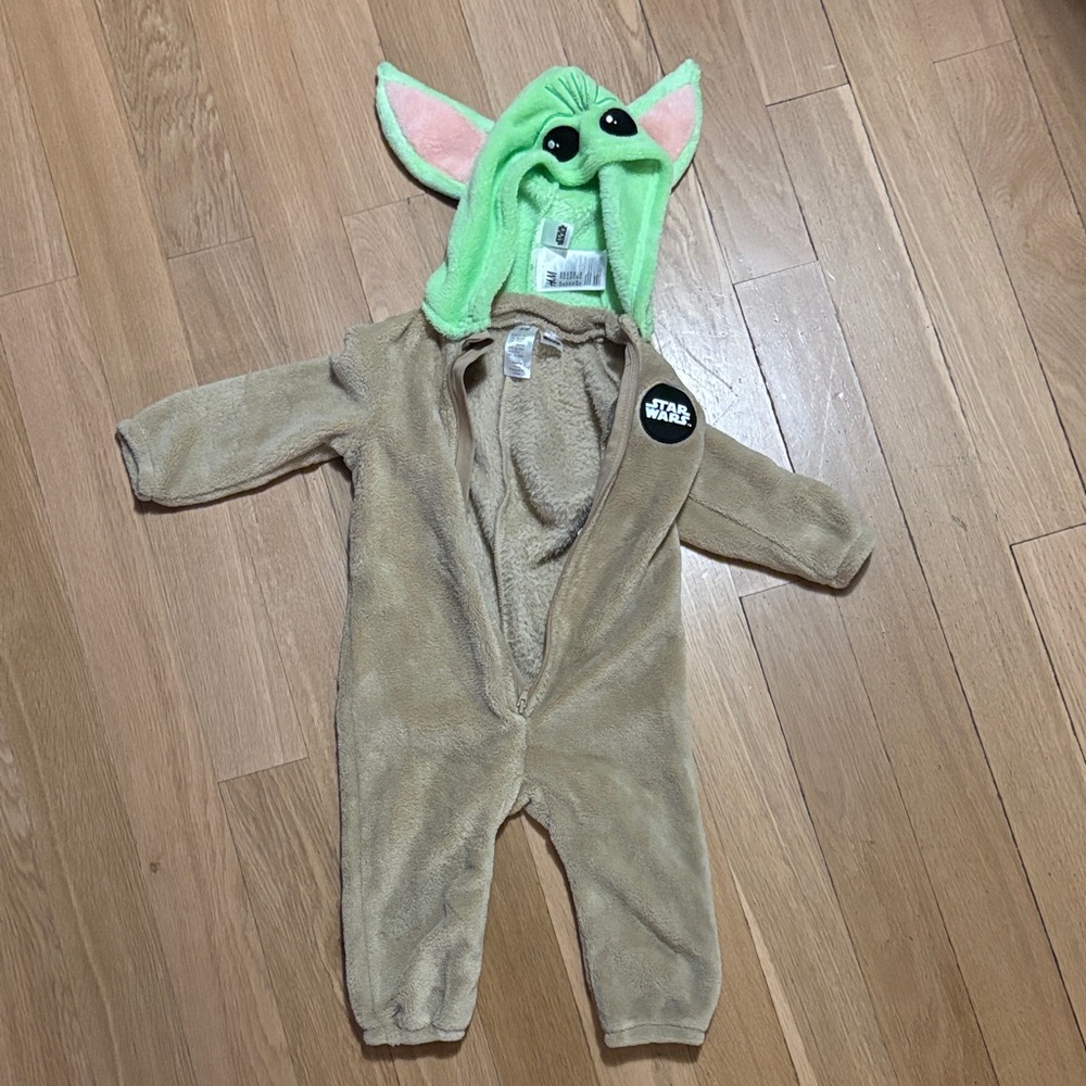 H&M Baby Yoda Bodysuit in Tan and Green
